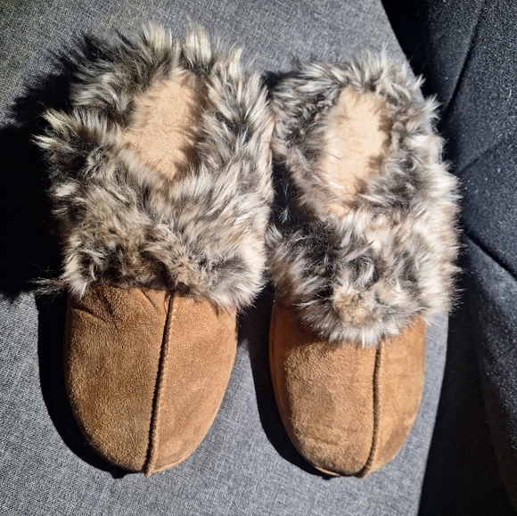 NIB Rose and Robin Slippers Size M - Picture 1 of 7